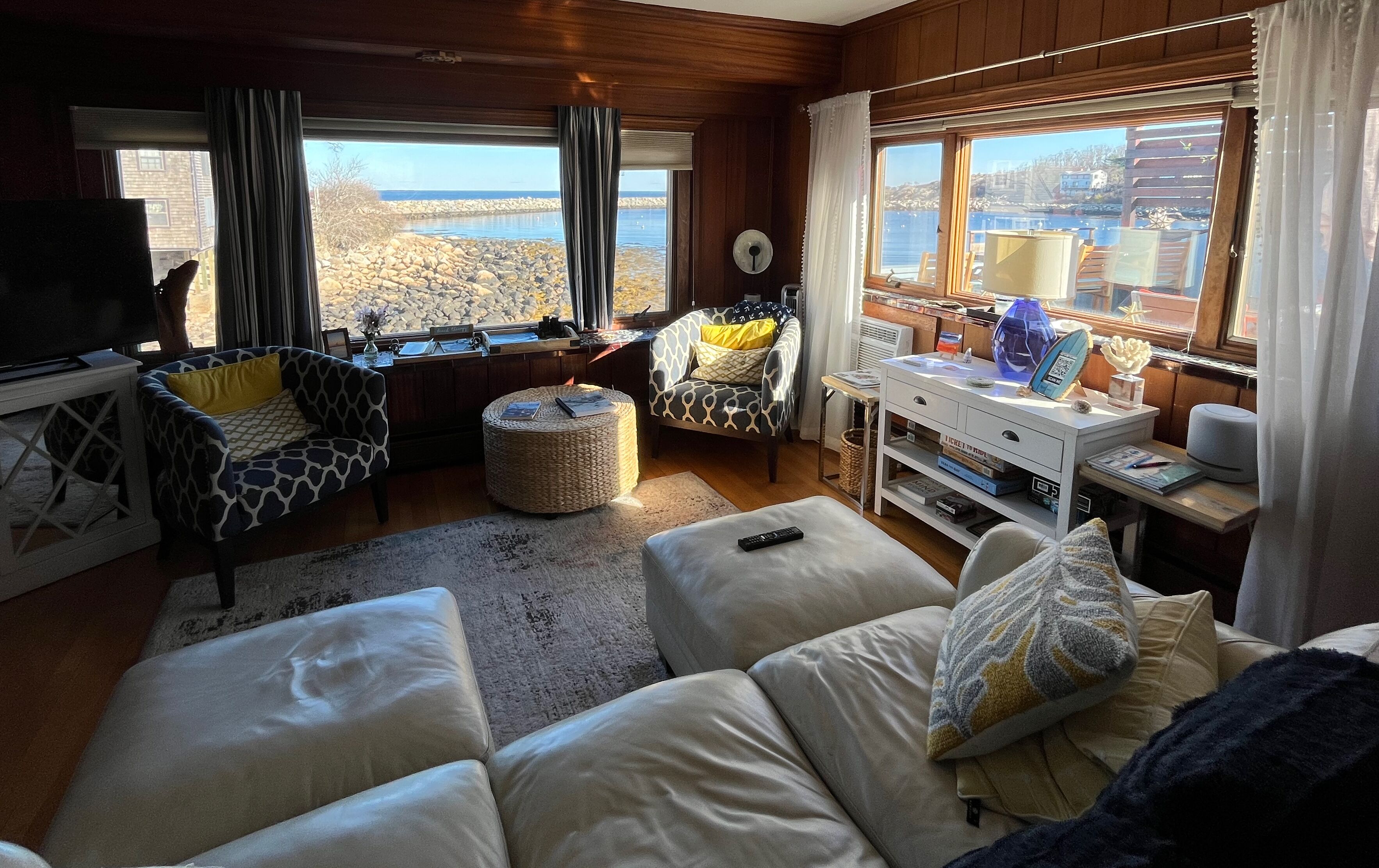 Smart TV, books, stereo