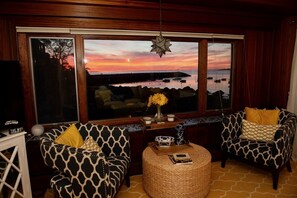 Smart TV, books, stereo