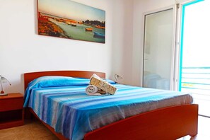 2 Schlafzimmer, Schreibtisch, Bügeleisen/Bügelbrett, Reisekinderbett