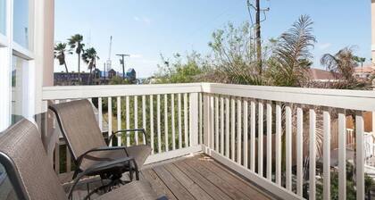 Star Beachside - Marlin Cottages 7 - Beautiful Condo, Family Friendly, Swimming & Kiddie Pool, Spa, Short Walk to the Beach