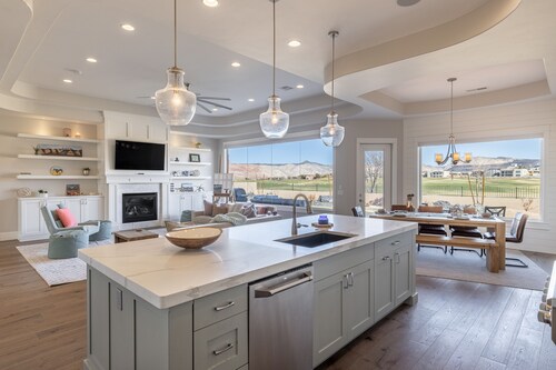 Panoramic 9th Hole Views - Luxe 4BR w/ Rec Room