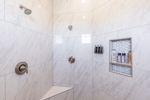 Combined shower/tub, hair dryer, towels - Panoramic 9th Hole Views - Luxe 4BR w/ Rec Room (St. George)