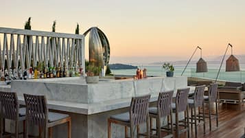 4 restaurants; lunch and dinner served