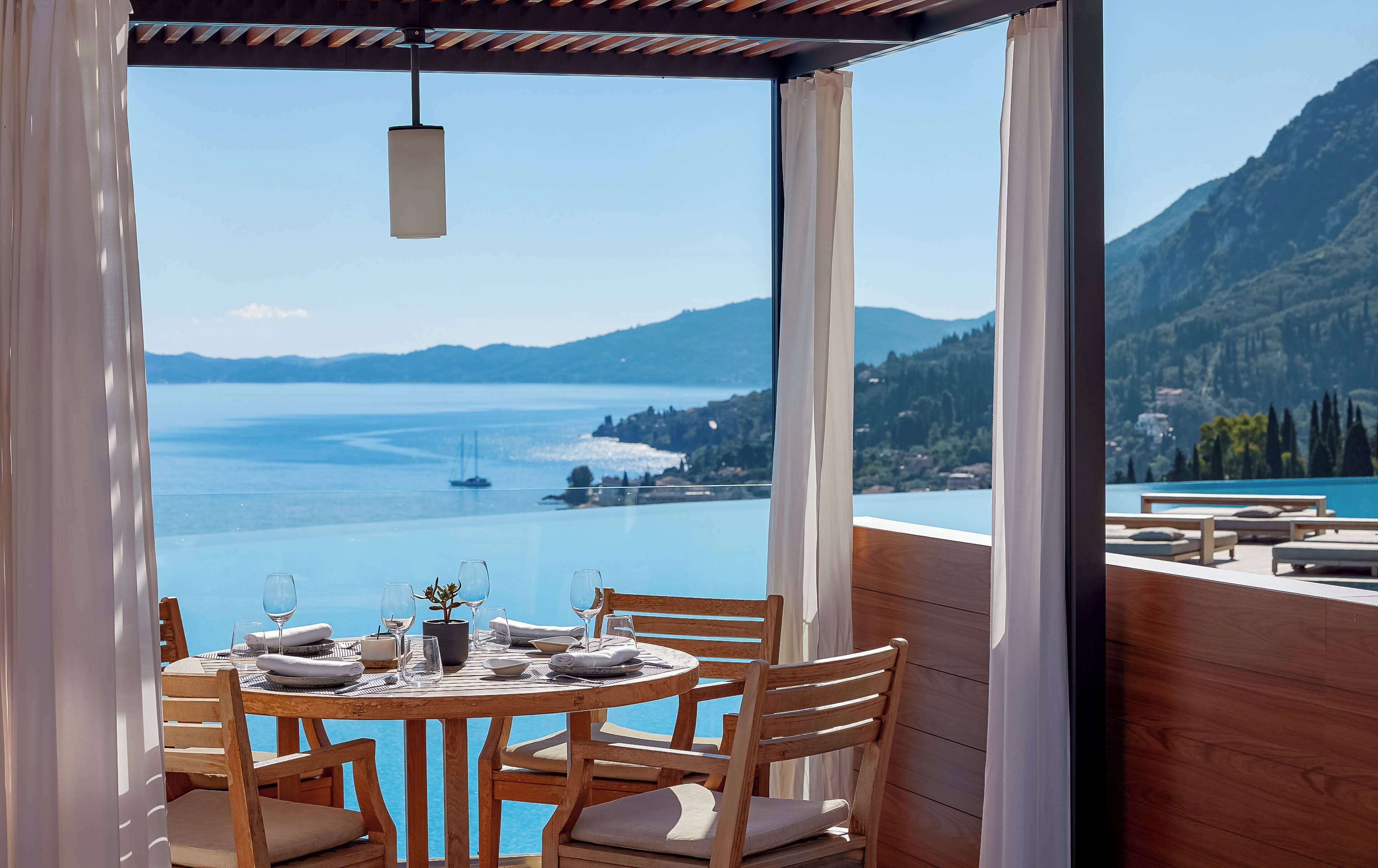 4 restaurants; lunch and dinner served
