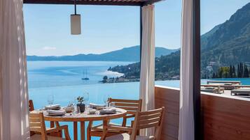 4 restaurants; lunch and dinner served