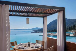 4 restaurants; lunch and dinner served
