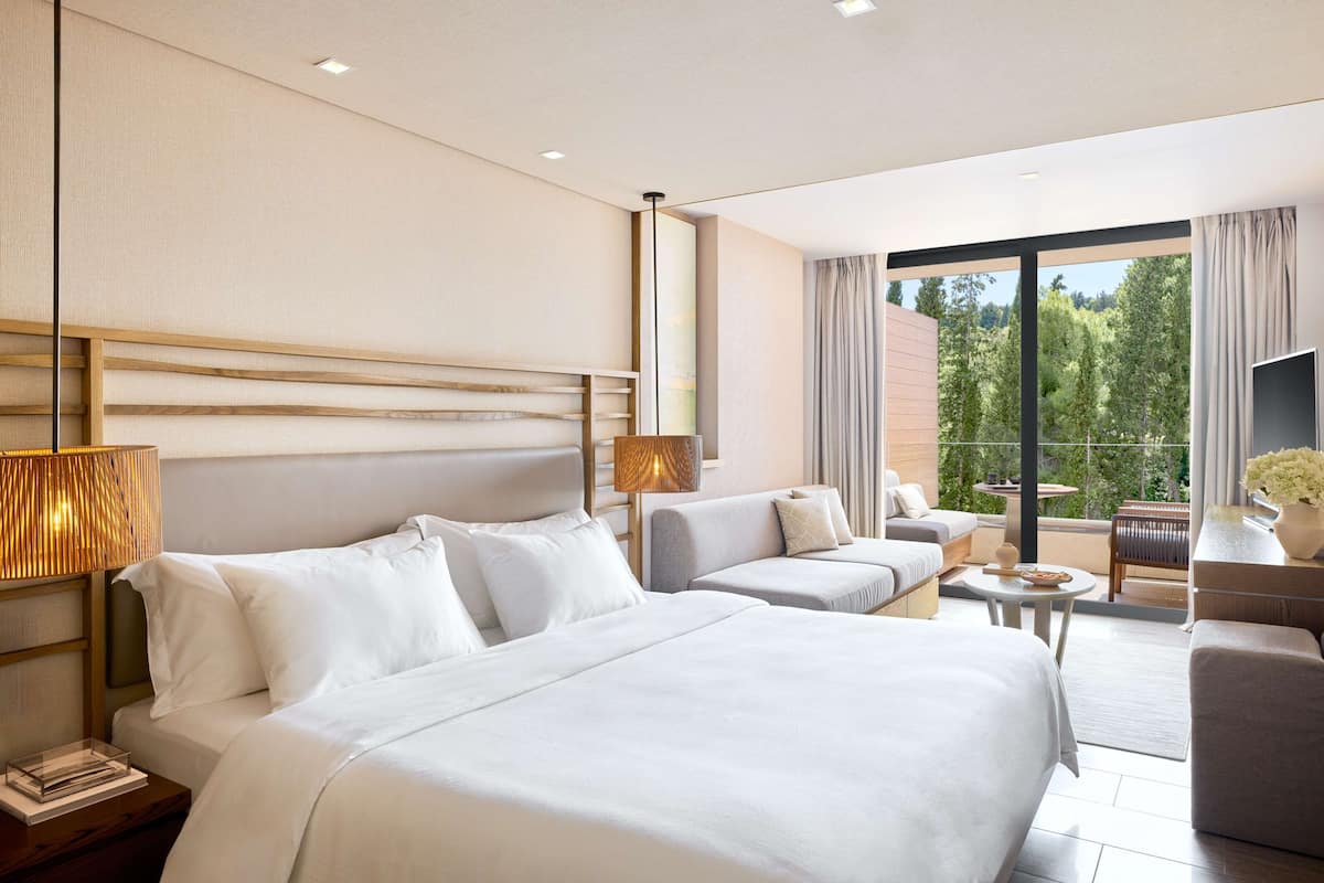 Achilleion Woodland View Grand Room - King | Seprai antialergi, minibar, brankas, dan meja kerja