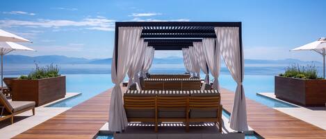 Alberca techada y alberca al aire libre por temporada