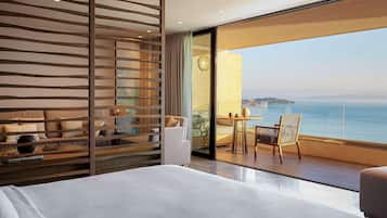 Suite junior, vistas al mar | Ropa de cama hipoalergénica, minibar, caja fuerte y escritorio