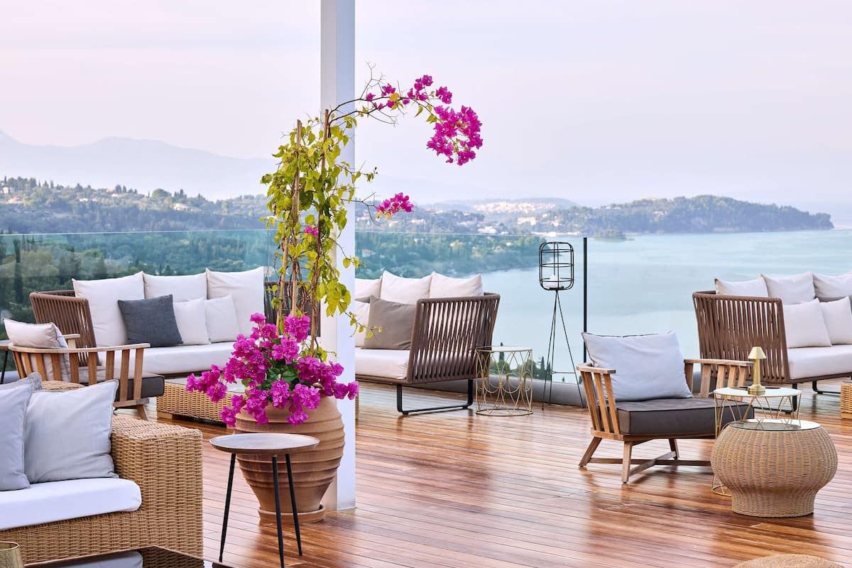 4 bars/lounges, poolside bar, beach bar