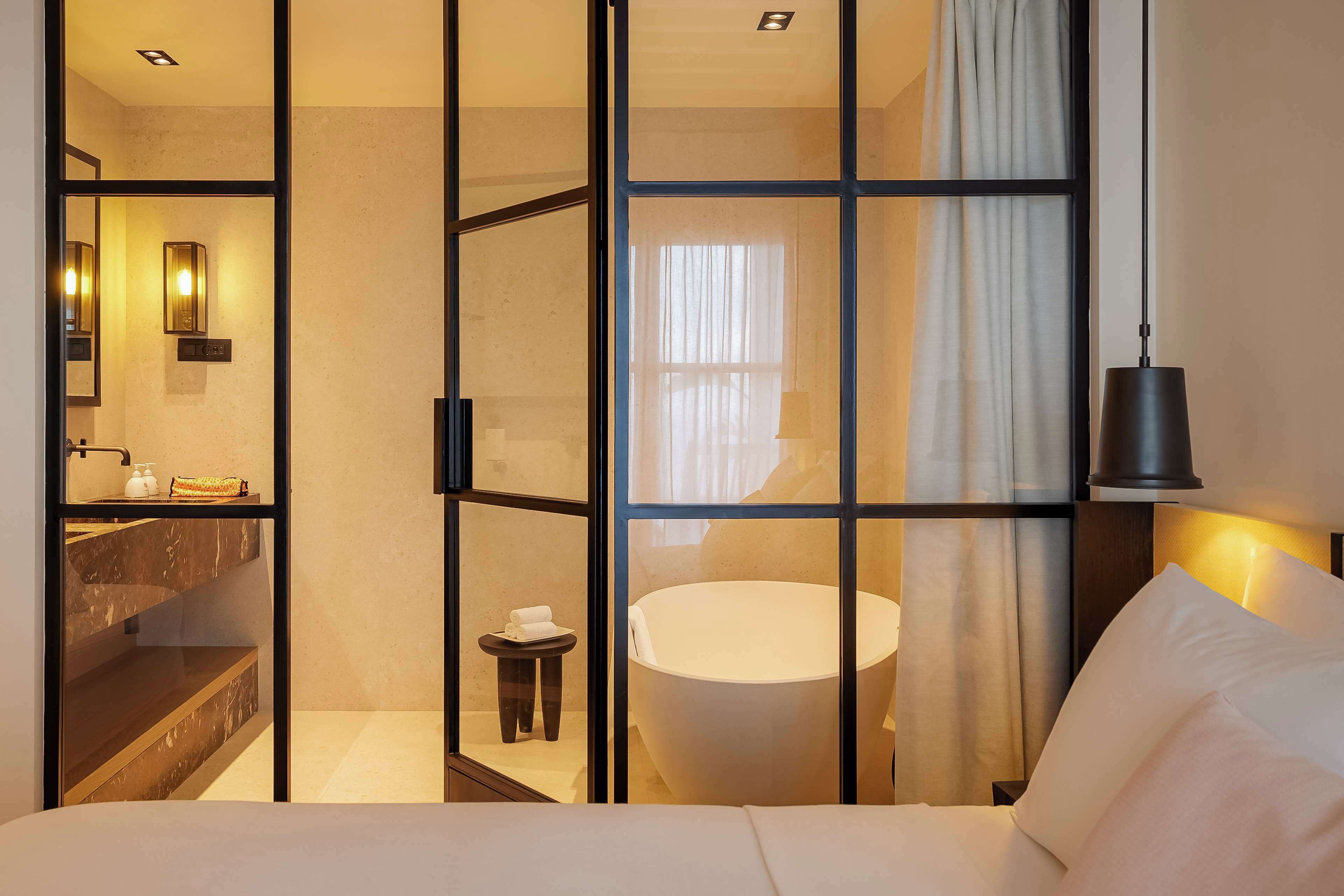 Literie hypoallergénique, minibar, coffres-forts dans les chambres