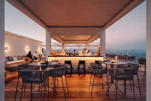 4 barer/lounger, bassengbar og strandbar