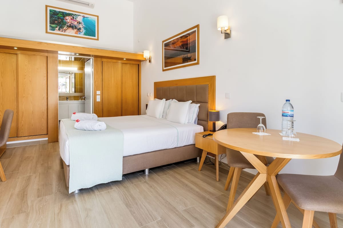 Standard Studio | In-room safe, desk, blackout drapes, soundproofing