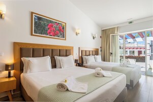 Dreibettzimmer | Zimmersafe, Schreibtisch, Verdunkelungsvorhänge, schallisolierte Zimmer