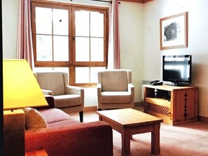 Living area - 2 Bed 5* Luxury Apartment - Sleeps 6 - Alps (Bourg Saint Maurice)