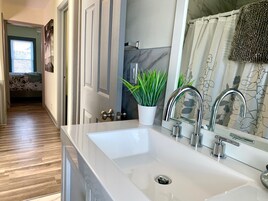 Classic Villa | Bathroom | Shower, free toiletries