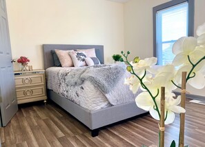 Desk, soundproofing, free WiFi - The Southside Villa - With Private Yard & Parking, Near Falls & Casino by Niagara Hospitality (Niagara Falls)