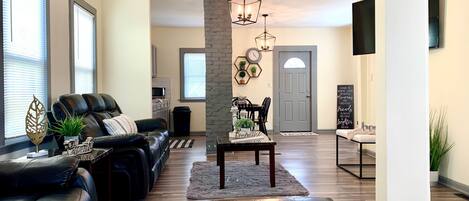 Escritorio, sistema de insonorización y wifi gratis