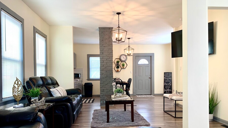 The Southside Villa - With Private Yard & Parking, Near Falls & Casino by Niagara Hospitality