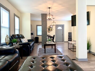 The Southside Villa - With Private Yard & Parking, Near Falls & Casino by Niagara Hospitality