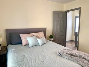 Classic Villa | Desk, soundproofing, free WiFi - The Southside Villa - With Private Yard & Parking, Near Falls & Casino by Niagara Hospitality (Niagara Falls)