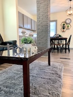 Villa clásica | Zona de estar | Televisión de 50 pulgadas con canales por cable