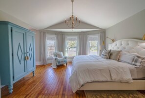 4 chambres, fer et planche à repasser, lit de bébé portatif, Wi-Fi