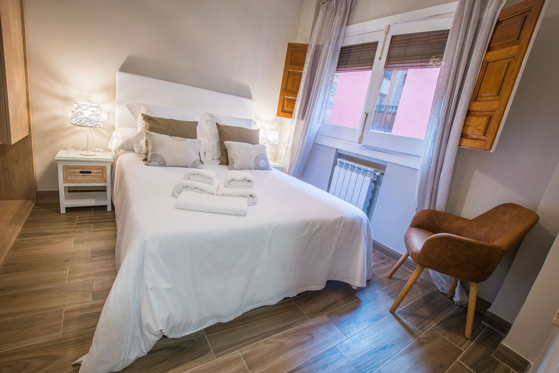 1 chambre, fer et planche à repasser