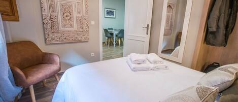 1 habitación y tabla de planchar con plancha