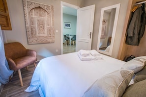 1 quarto, ferros/tábuas de passar roupa