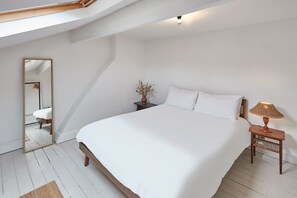 5 bedrooms, iron/ironing board, WiFi (free), bed sheets