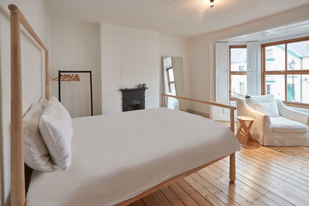 5 bedrooms, iron/ironing board, free WiFi, bed sheets