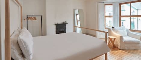 5 bedrooms, iron/ironing board, free WiFi, bed sheets