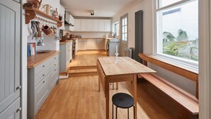 Kjøleskap, ovn, kokeplater og oppvaskmaskin