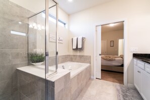 Combined shower/tub, hair dryer, towels