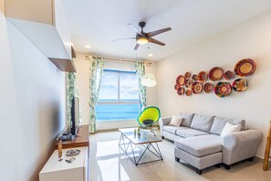 Una Smart TV, una mesa de tenis de mesa