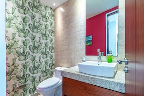 Shower, towels, soap, shampoo - Maravilloso Condominio Frente AL MAR en Las Gavias Grand (Mazatlán)