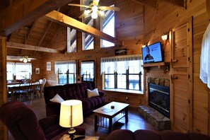 Smart-tv, dvd-spelare, ett bordtennisbord och böcker