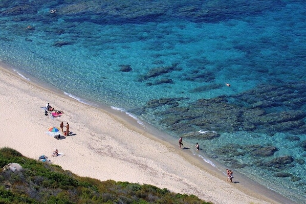 På stranden