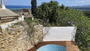 Ein Pool auf dem Dach mit Blick auf das Meer und die Berge.