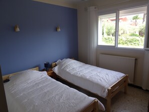 3 habitaciones, tabla de planchar con plancha y cuna de viaje 