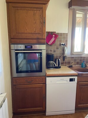 Fridge, microwave, oven, stovetop - Complete villa for rent "Le mas de Pouverel (Le Luc)
