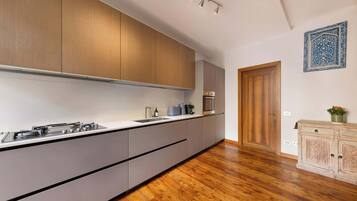 Frigorifero, forno, piano cottura, lavastoviglie