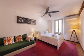 1 chambre, bureau, fer et planche à repasser, lit de bébé portatif