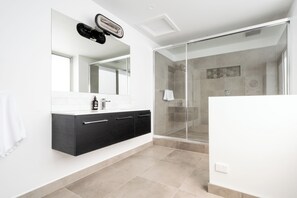 Shower, hair dryer, towels - Central & Modern Inner City Apartment with WiFi (Launceston)