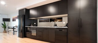 Central & Modern Inner City Apartment with WiFi