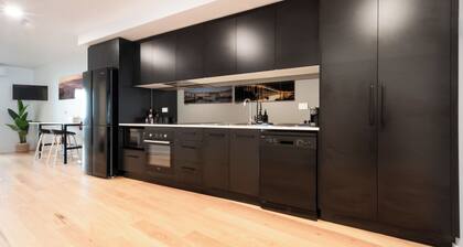 Central & Modern Inner City Apartment with WiFi