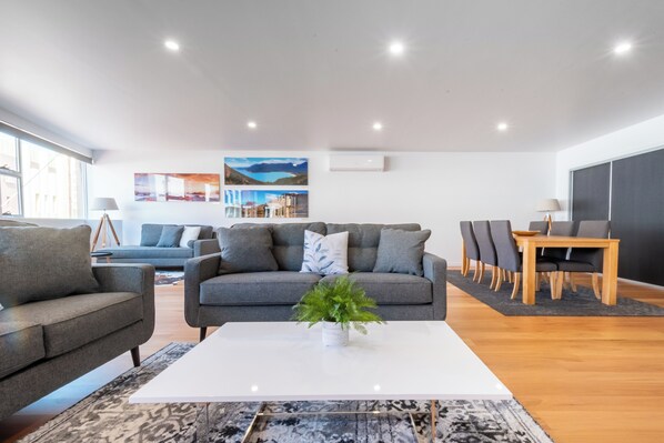 Smart TV - Central & Modern Inner City Apartment with WiFi (Launceston)