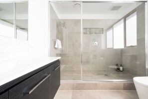 Douche, sèche-cheveux, serviettes fournies