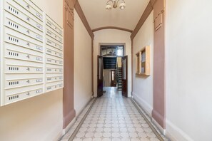 아파트, 침실 2개, 주방 | 거실 공간 | 평면 TV